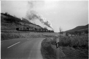 Steilstrecke 1:36, "Schlichte", Lok 21 Hausen im Killertal - Burladingen, B 32 vor Neutrassierung 1985