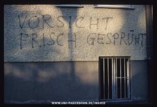 VORSICHT FRISCH GESPRÜHT