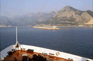Antalya [Türkei]: Ankunft der MS Odessa, mit Panorama des Taurus-Gebirges