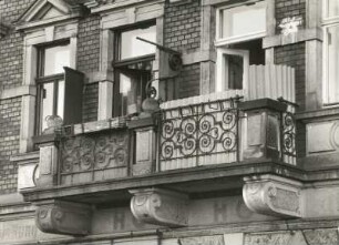 Dresden-Neustadt, Bischofsweg 52. Wohnhaus mit Laden (um 1880/1900). Balkon (1. Obergeschoß)