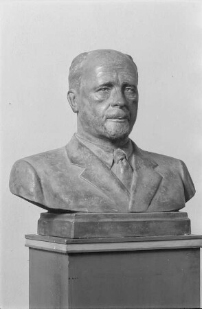 Büste von Walter Ulbricht (alte Fassung) : Büste von Walter Ulbricht (alte Fassung). Gips, getönt oder Bronze (vor 1964; W. Arnold)