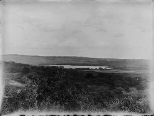 Seelandschaft : Blick von einer Anhöhe in ein Tal mit See