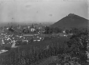 Staufen : Blick von einer Anhöhe auf die Weinberge, die Stadt Staufen und die Burgruine Staufen.