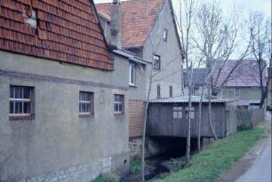 ehemalige Wassermühle, Turbinenhaus; Gebäuderückseite und Reste Mühlgraben; nicht mehr in Betrieb