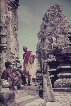 Reisefotos Kambodscha. Angkor. Banteay Srei (967). Mönch vor dem Eingang eines Tempelturms