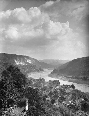 Stadt Wehlen. Blick elbaufwärts über den Ort gegen die Basteiwände