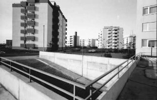 Freiburg; [Betzenhausen-]Bischofslinde: Wohnblock Charlottenburger Straße; mit Garageneinfahrt