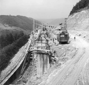 Untere Stützmauer des Zufahrtsweges und talseitige Stützmauer, km 153,435 Blick in Richtung Todsburgbrücke.
