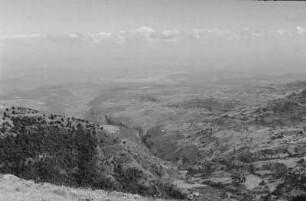 Ausblick vom Nordgipfel : Panoramablick vom Nordgipfel des Gara Muleta-Gebirges (3150 m). Gegen Südosten: Tal, Gara Muleta-Ostmassiv und -Zentralstock.