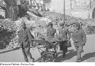Auf Berliner Straßen : Heimkehrer
