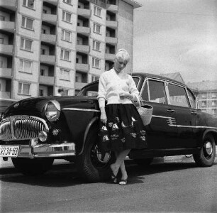 Dresden-Striesen, Borsbergstraße 32. Appartementhaus (1955-1958; H. Schneider, W. Hänsch, G. Kintzer, G. Dettmar). Junge Frau, an ein Auto Typ "Sachsenring" gelehnt
