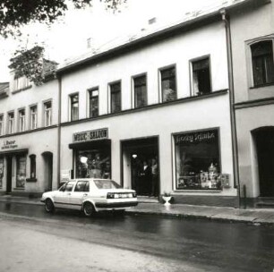 Auerbach, Friedensplatz 13. Wohnhaus mit Ladeneinbau. Straßenansicht