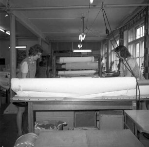 Roßwein, Bahndammstraße. VEB Maßmieder- und Wäschefabrik (vormals Karl Spranger Maßkorsettfabrik). Vorgänge in der Produktion. Zuschnitt. Teilansicht des Produktionsraumes