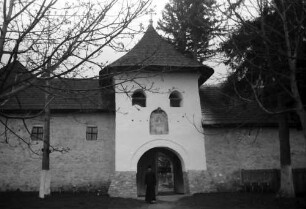 Polovraci: Turm des Klostereingangs ("Haus mit Gesicht")