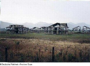 Rohbauten in bergiger Landschaft