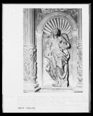 Trinitätsaltar, Detail Hauptgeschoss, linker Teil: Engel mit Krone