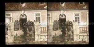 Soldaten vor dem Gebäude des Platzkomandos, Cetinje