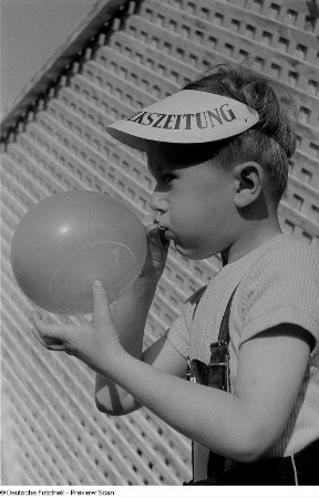 Junge während des Aufblasens eines Luftballons