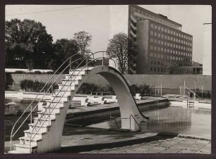 Badeanstalt mit Rutsche, in Hintergrund Gebäude der Bezirkregiering. Detmold. Georg-Weerth-Straße. Papierabzug