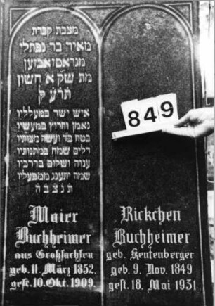 Grabstein 849 (Index: 99802431) Material: Granit, poliert Zustand: sehr gut Maße HxBxT: 210x70x26 cm Beschreibung: Sockel, obeliskenartige Stele Symbolik: Inschriftenfeld in Form der Gesetzestafeln Besonderheit: Endreim, längerer Text: Grabstein 849 (Detailaufnahme)