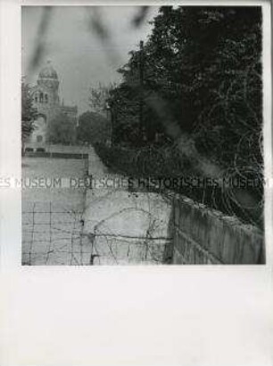 Blick nach Ost-Berlin auf Sektorengrenze und Mauer Nähe Kreuzberger Heinrich-Heine-Straße / Sankt-Michael-Kirche / Engelbecken