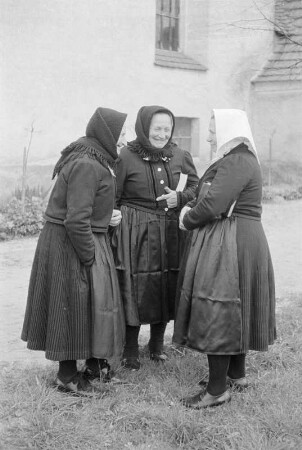 Frauen in Schleifer Tracht : Žony w Slepjanskej drasće : Schleife / Slepo