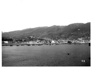 Funchal, Madeira. Blick von einem Kreuzfahrtschiff der Hapag, vermutlich Cleveland, auf Küstenstreifen mit Hafen und Stadt