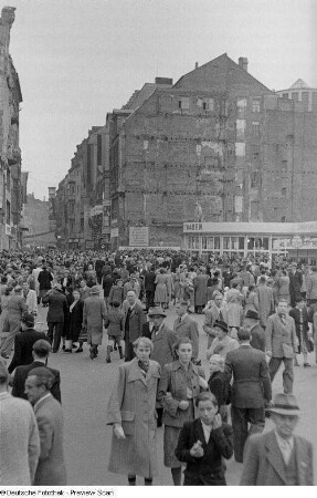 Straßenszene (Blick in die Petersstraße)