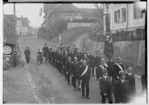 Primizfeier Ruf-Eisele in Sigmaringendorf 1936; Prozession in der Hauptstraße; Schluß der Prozession mit der Freiwilligen Feuerwehr Sigmaringendorf