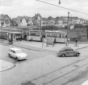 Verkehrsmittelpunkt an der Endhaltestelle der Straßenbahn in Knielingen.