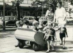 Kindergartengruppe beim Spaziergang Unter den Linden