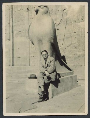 Volbach im Hof des Tempels in Edfu