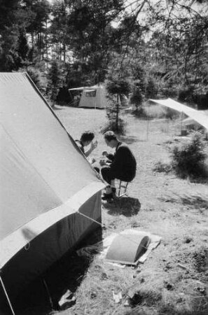 Waren (Müritz). Campingplatz Ecktannen. Camper vor ihrem Zelt