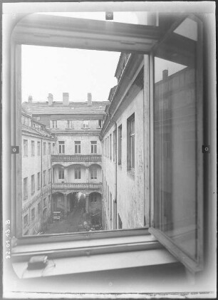 Dresden-Neustadt, Köpckestraße (Große Meißner Straße) 15. Ehem. Kollegienhaus (1723-1724; J. G. Gebhardt). Erster (Großer) Hof. Blick vom Mittelflügel zum Vordergebäude