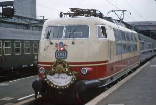 Stuttgart Hbf. Lok 103 140 Eröffnungszug Streckenelektrifizierung Gäubahn Bumenschmuck