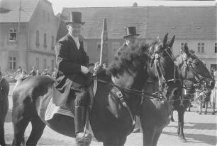 Osterreiter in Wittichenau. Osterritt in der Stadt. : Křižerjo w Kulowje. Procesion přez město.