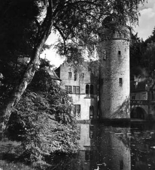 Autotour mit Familie Groß. Mespelbrunn. Schloss Mespelbrunn (Umbau 1564-1569). Ansicht über den Wassergraben