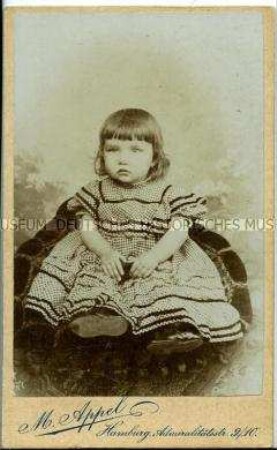 Kleines Mädchen im karierten Kleid, Carte de Visite