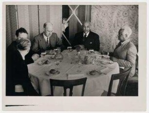 Mitglieder der abessinischen Delegation beim Lunch im Carlton Hotel in Genf. von links nach rechts: Auberson, Spencer, Colson, Dr. Martin (Minister in London), Blatten Geta Herovy (Außenminister Abessinien)