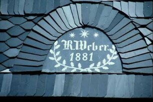 Detail Hof Weber, Giebelseite: Schieferornament mit Inschrift, Jahreszahl 188