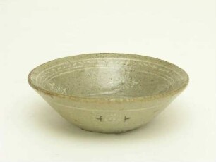 Seladon Schale, "Chong ja sang gam guk hwa mun jeop si" 청자상감국화문접시