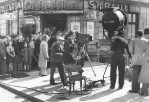 Hamburg-St. Pauli. Dreh einer Straßenszene für den Kriminalfilm "Blockierte Signale", Bernhard-Nocht-Straße/Ecke Balduintreppe. Aufgenommen 1946