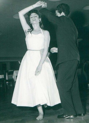 IFF 1957. Filmball. Celina Cely tanzt barfuss