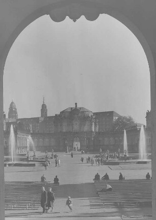 Dresden. Zwinger, Blick vom Wallpavillon zum Glockenspiel-Pavillon mit Bogengalerien