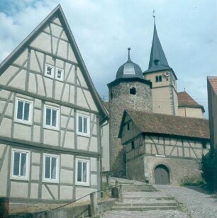 Nordheim vor der Rhön. Kirchenaufgang zur Pfarrkirche St. Johannes der Täufer
