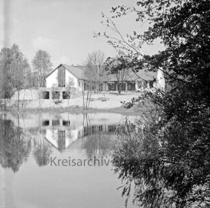 Haus Lichtensee: Propstei Stormarn: evangelisches Zentrum mit Altersheim und Jugendheim: hinten links Anbau am Jugendheim: davor Teich im Park