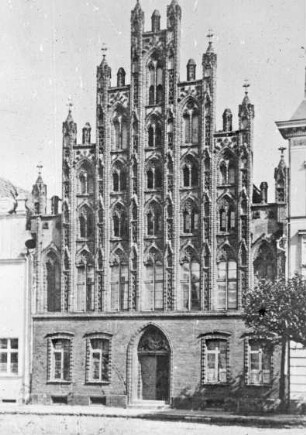 Greifswald, Markt 11, spätgotisches Haus mit Staffel-Pfeilergiebel, vor der Restaurierung