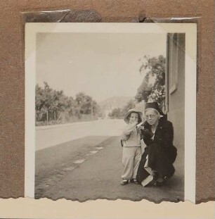 Christiane Zimmers Sohn Andreas mit einem Kindermädchen auf der Straße