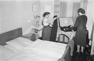 FDGB-Urlaub. Zwei Frauen packen in ihrem Zimmer den Koffer ein
