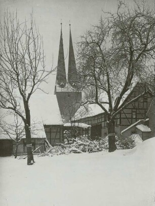 Greifenhain, Dorfkirche : Greifenhain. Dorfkirche. Ansicht von Osten aus einem Gehöft. Winteraufnahme